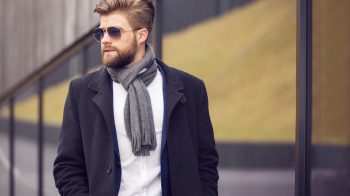 un barbat imbracat intr-un palton de calitate