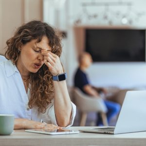 persoana care se confrunta cu stresul zilnic la birou