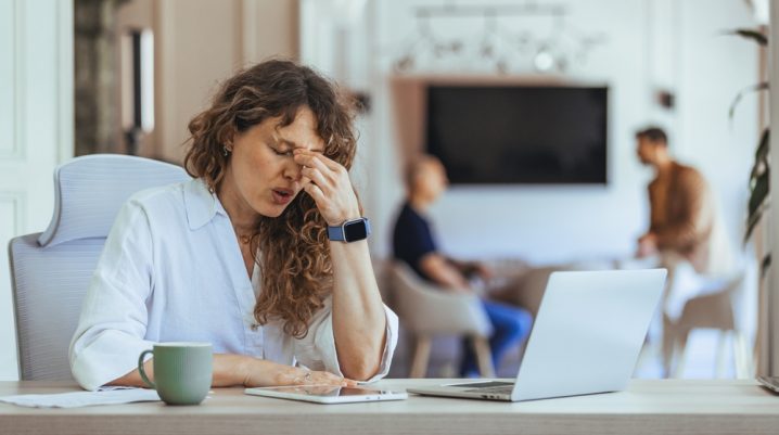 persoana care se confrunta cu stresul zilnic la birou